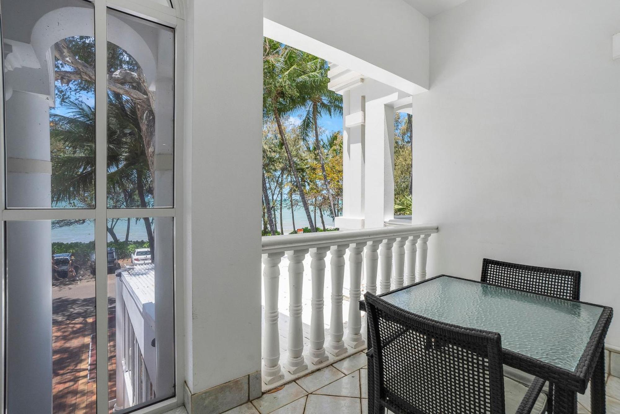 Sarayi Boutique Hotel Palm Cove Exterior photo